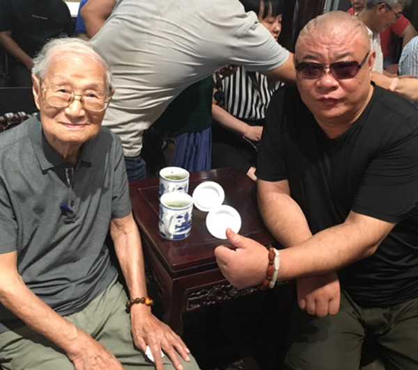 丁祖敏与上海最高寿（105岁）的书画家顾振乐老人（左）在一起